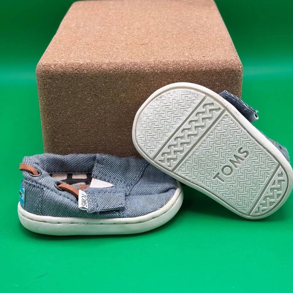 TOMS Tiny Lenny Boat Shoes Infant 2 Blue Chambray Hook Loop Slip On Nautical EUC